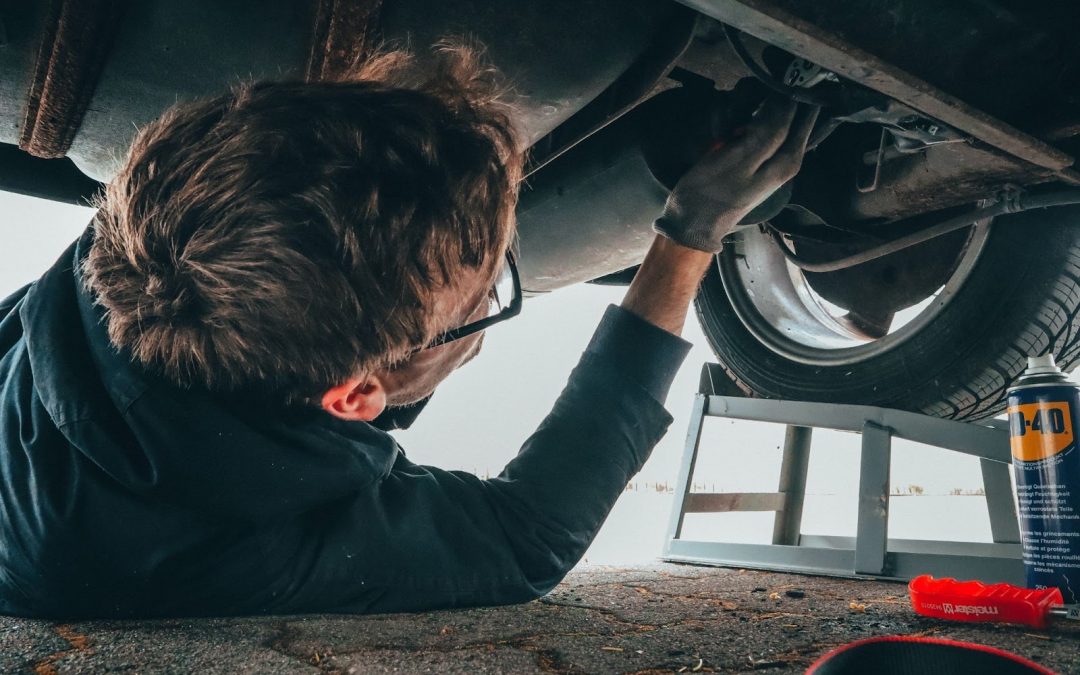 Using an Auto Body Shop Car Mechanic Versus Doing it Yourself
